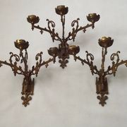 Ensemble élégant de trois appliques murales en bronze doré de style gothique français.
