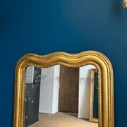 Miroir Louis-Philippe 126,5cm/75,5cm forme chapeau de gendarme, glace au mercure