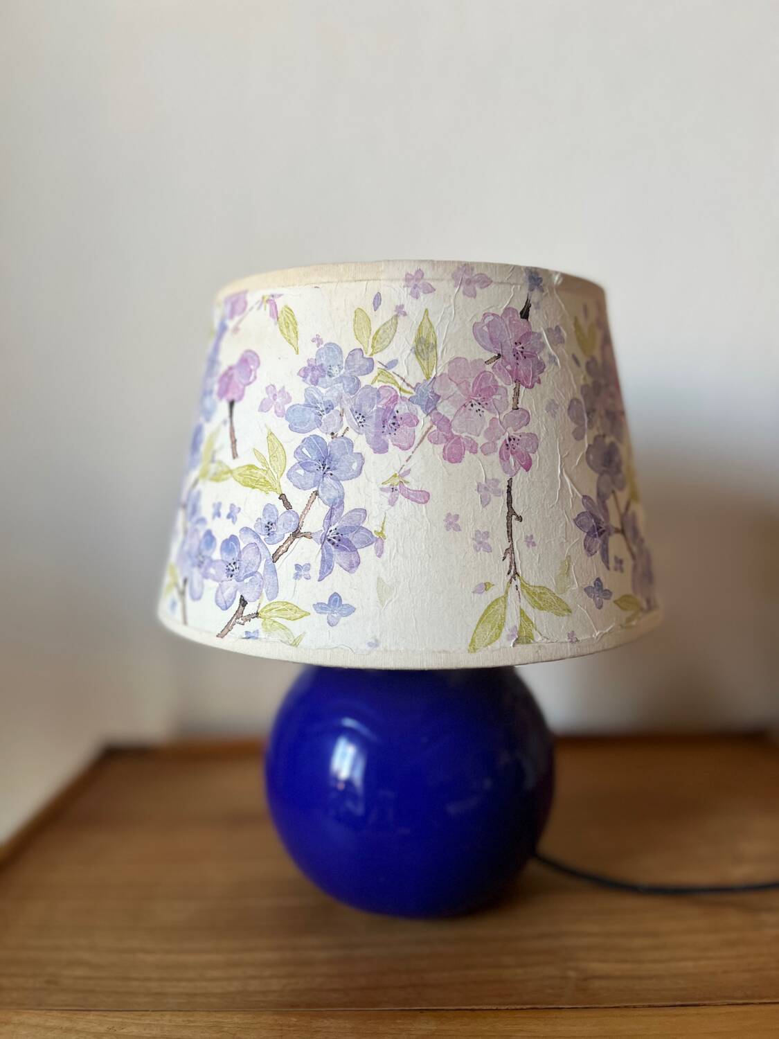 Lampe à poser vintage bleu marine et abat-jour à fleurs