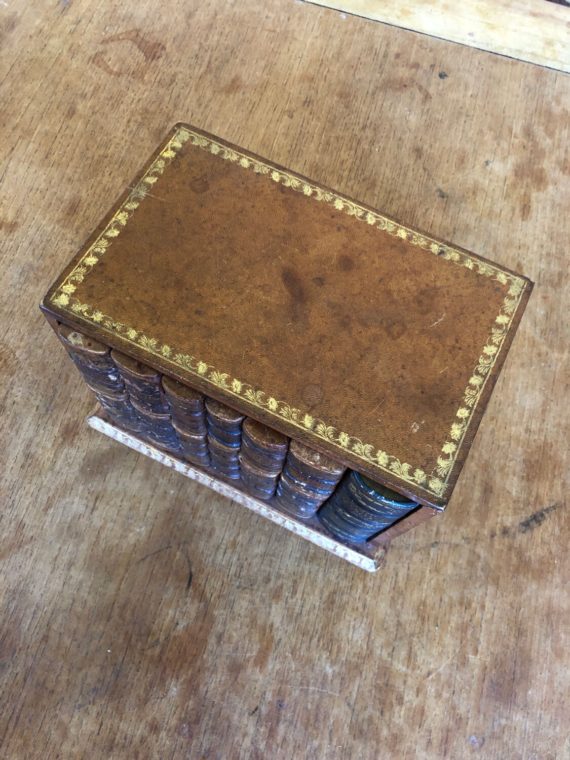 Boîte secrète trompe l’œil porte courrier