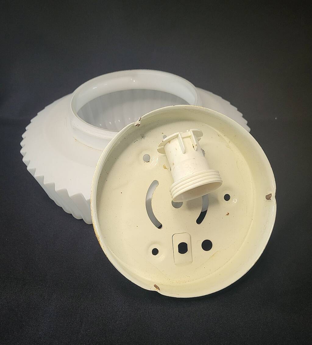 Plafonnier en verre blanc mat nervuré