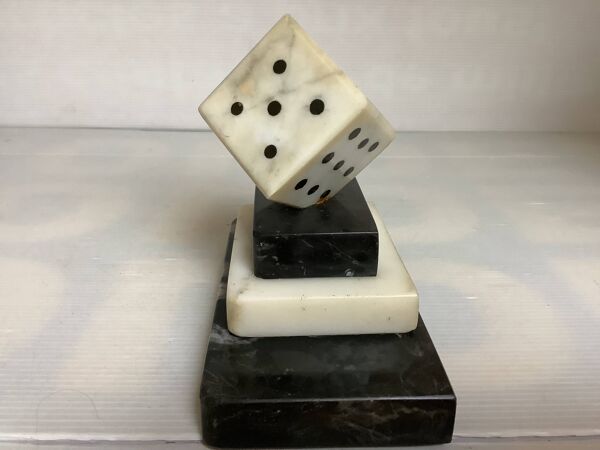 Un serre livre dés à jouer en marbre