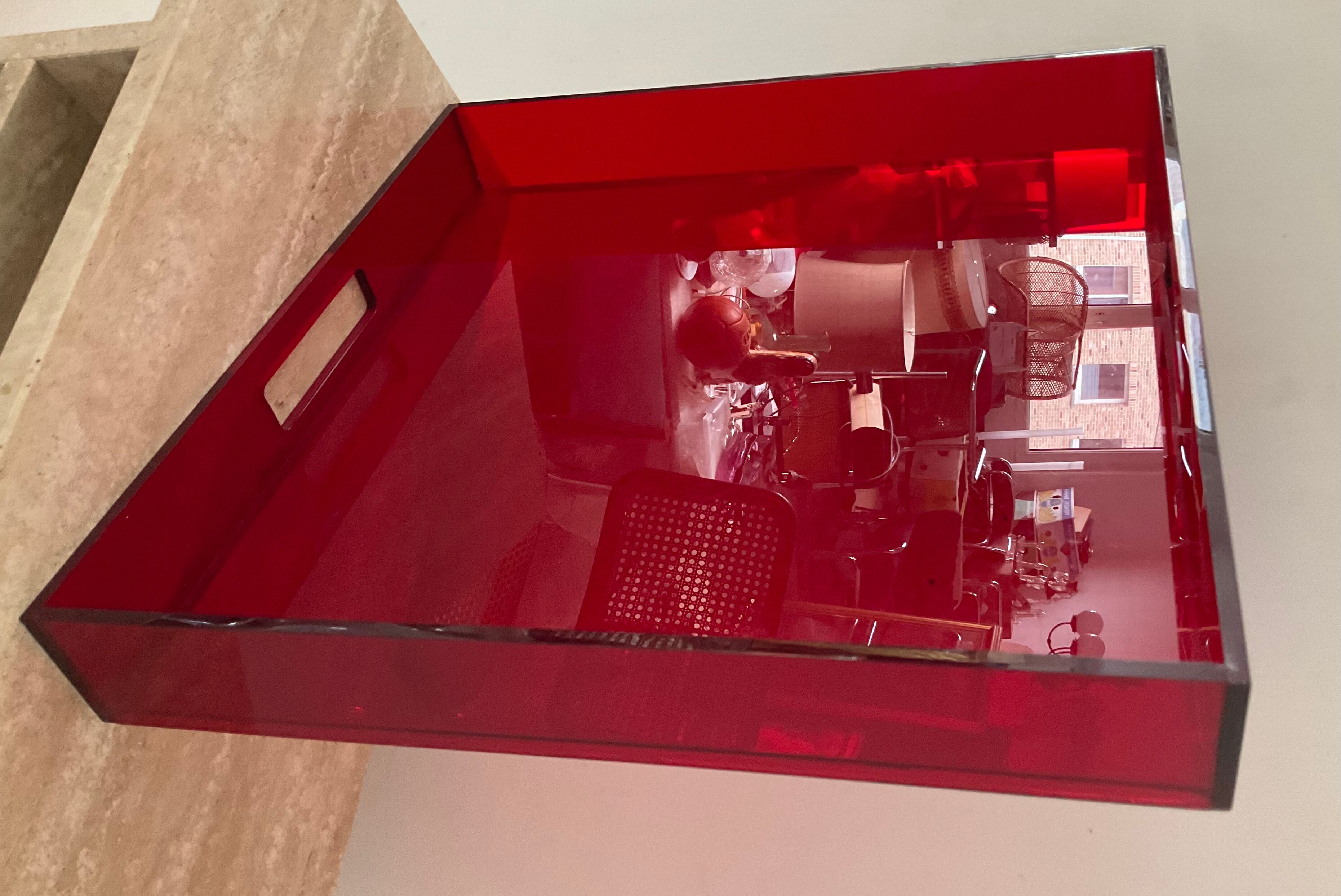 Design top in red plexiglass