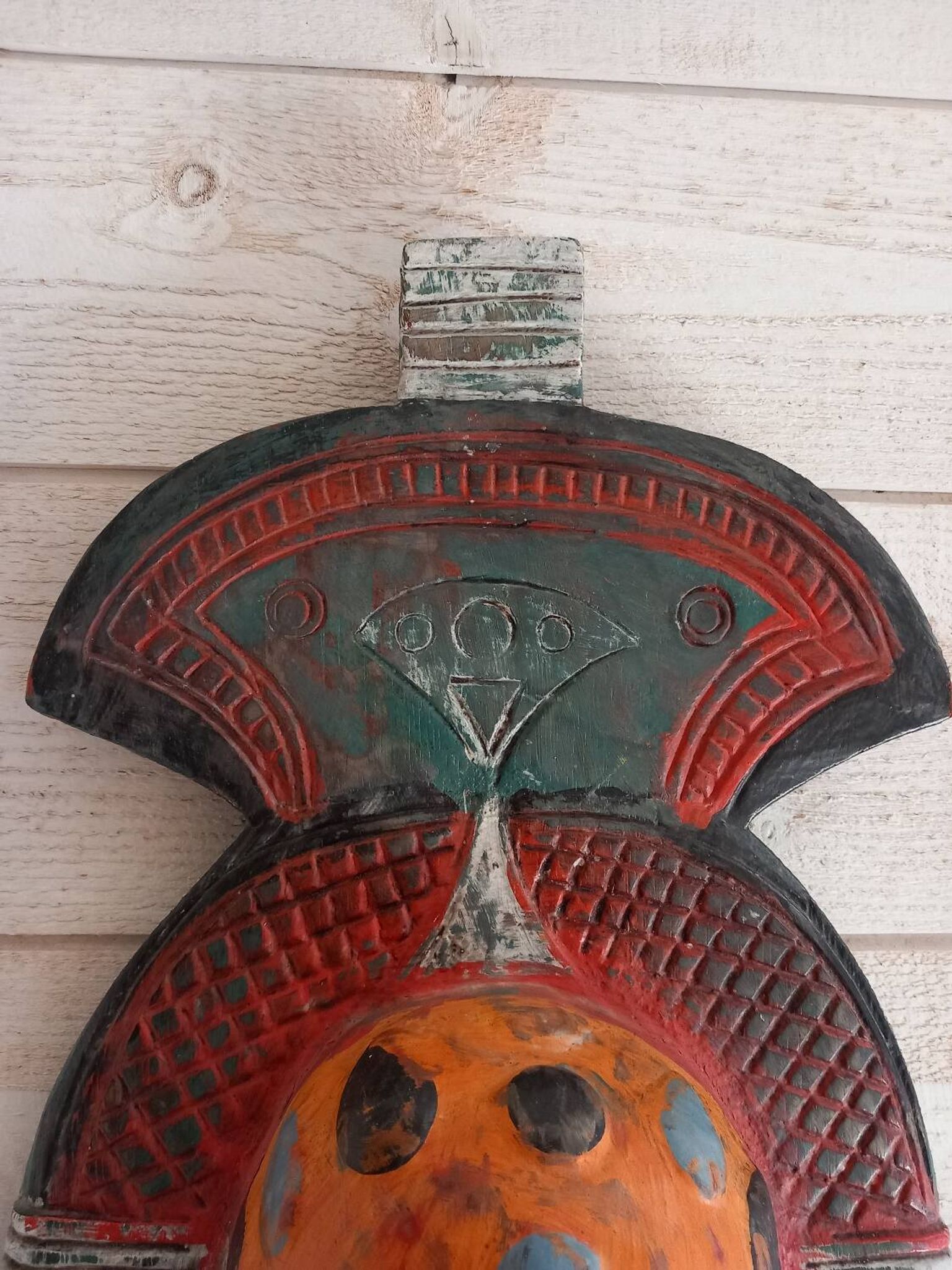 Masque tribal en bois coloré