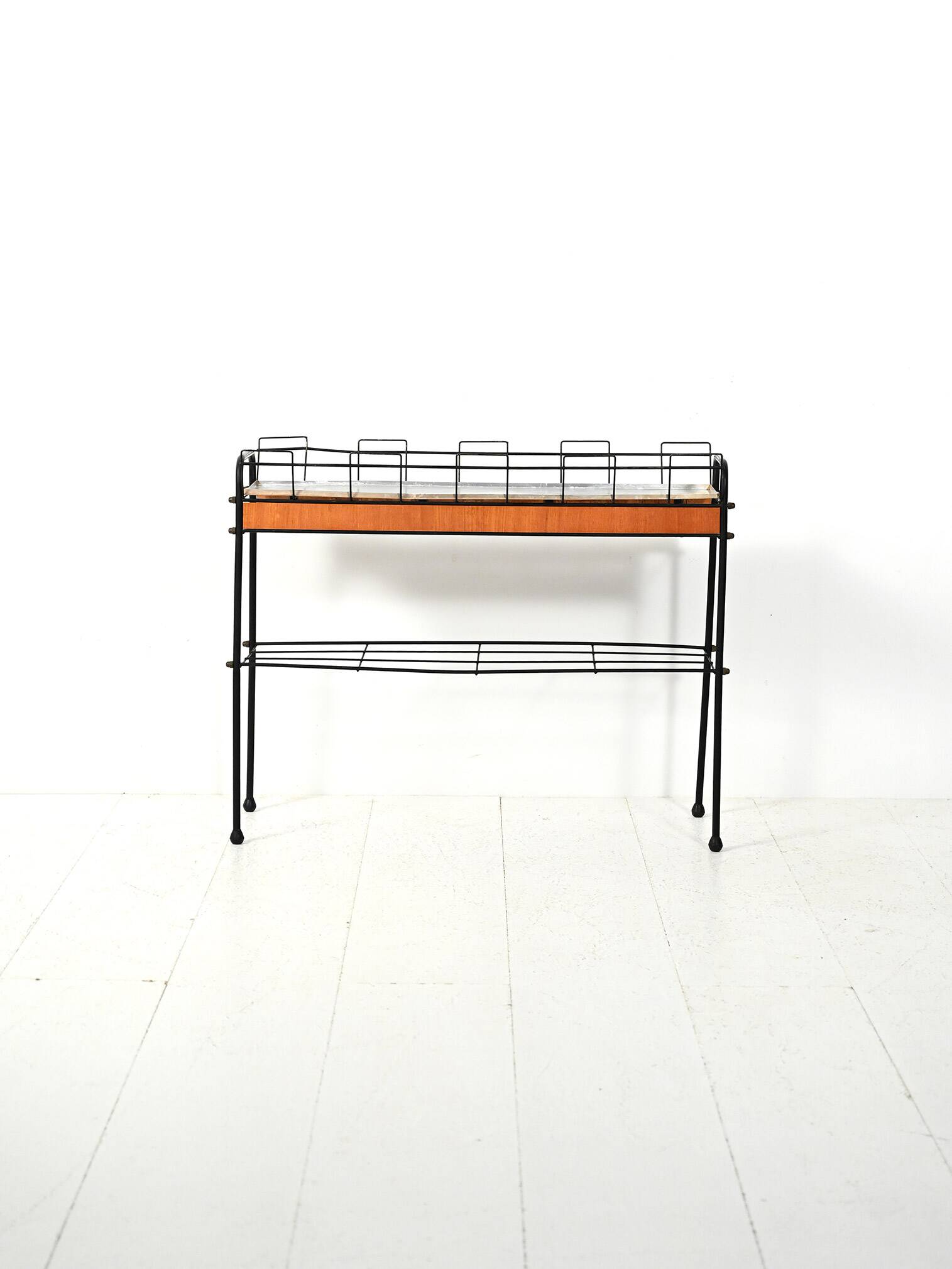 Métal noir scandinave et support de plante en teck