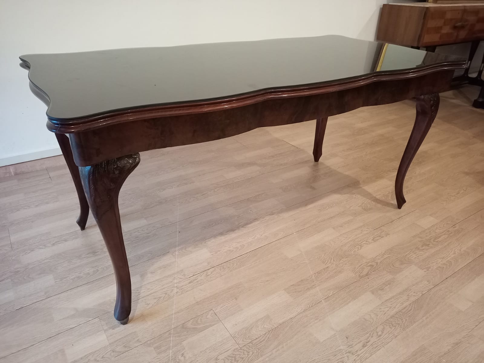 Chippendale mahogany table XXth with walnut piano in smoked tempered glass