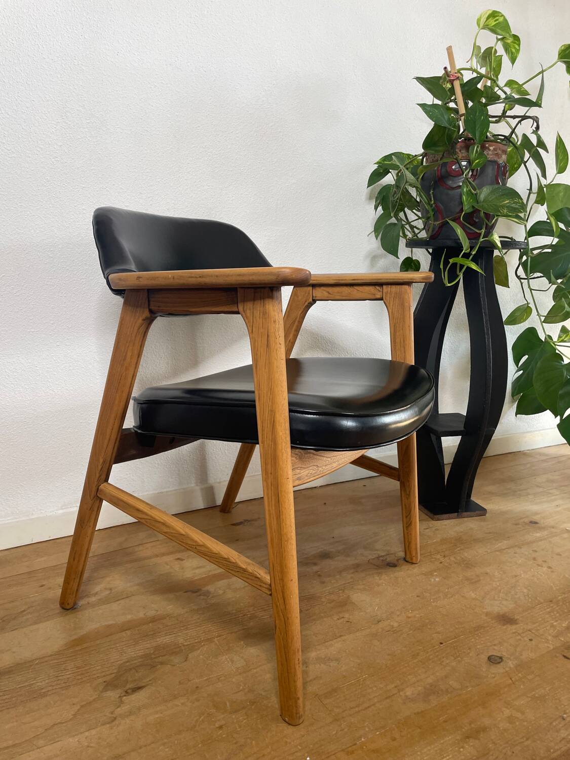 Scandinavian armchair by Erik Kirkegaard in oak and leather, 1960s