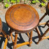 4 anciens tabourets en cuir et bois