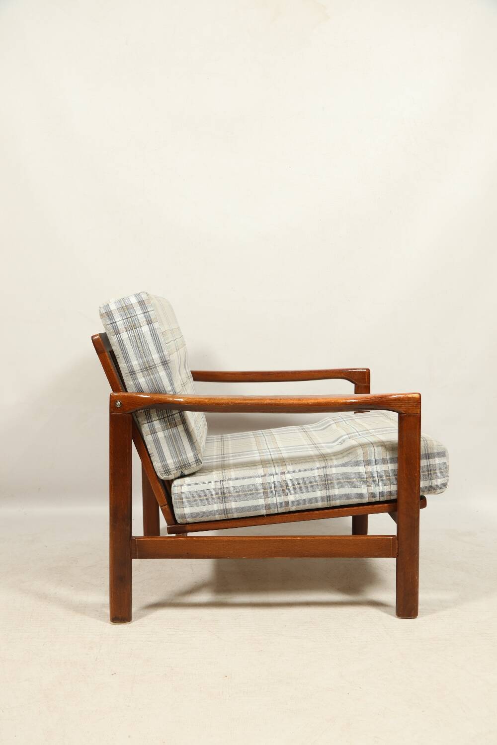 Fauteuil vintage, coussins à carreaux neufs, état d'origine du bois des années 1970