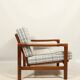 Fauteuil vintage, coussins à carreaux neufs, état d'origine du bois des années 1970