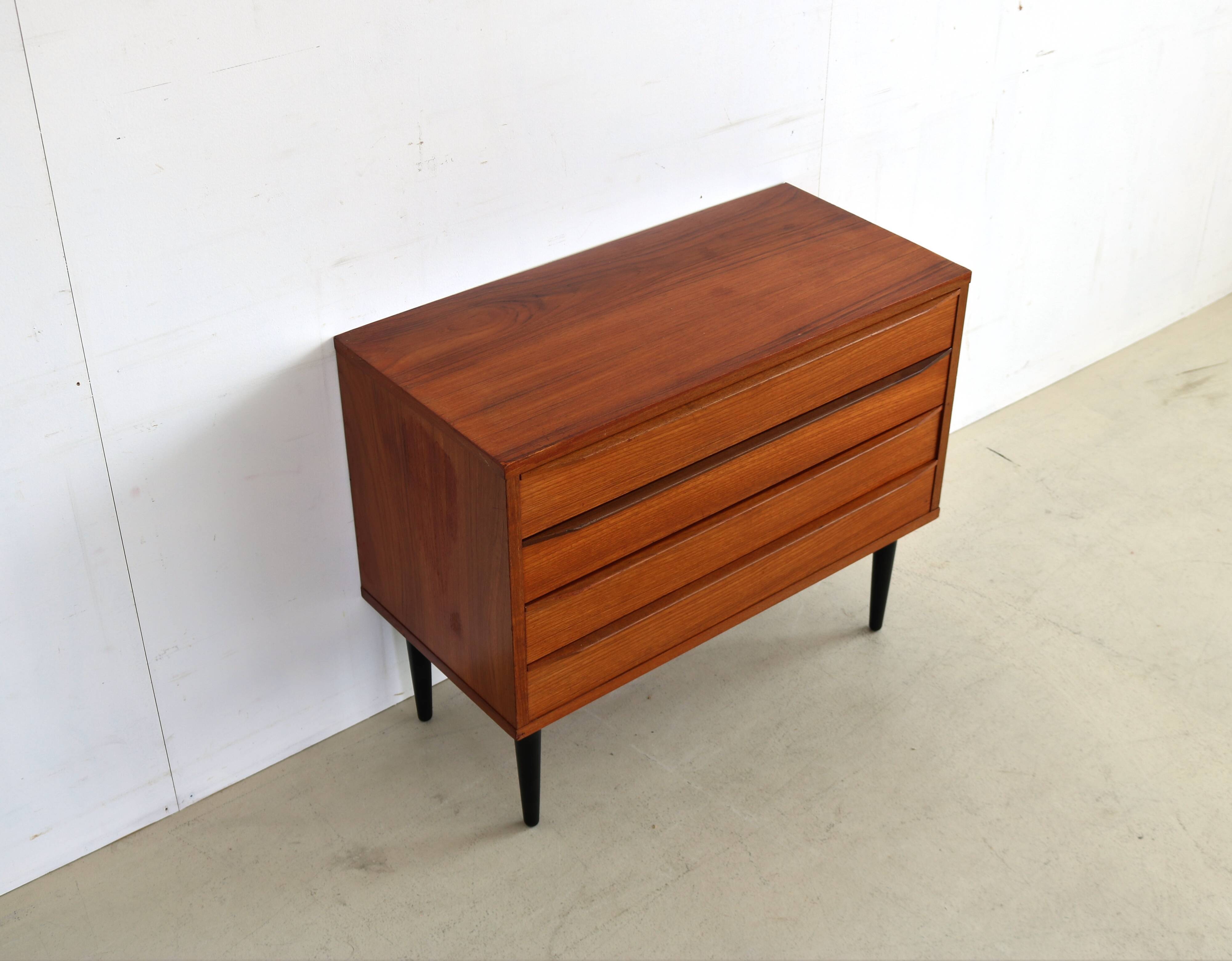 Commode en teck vintage