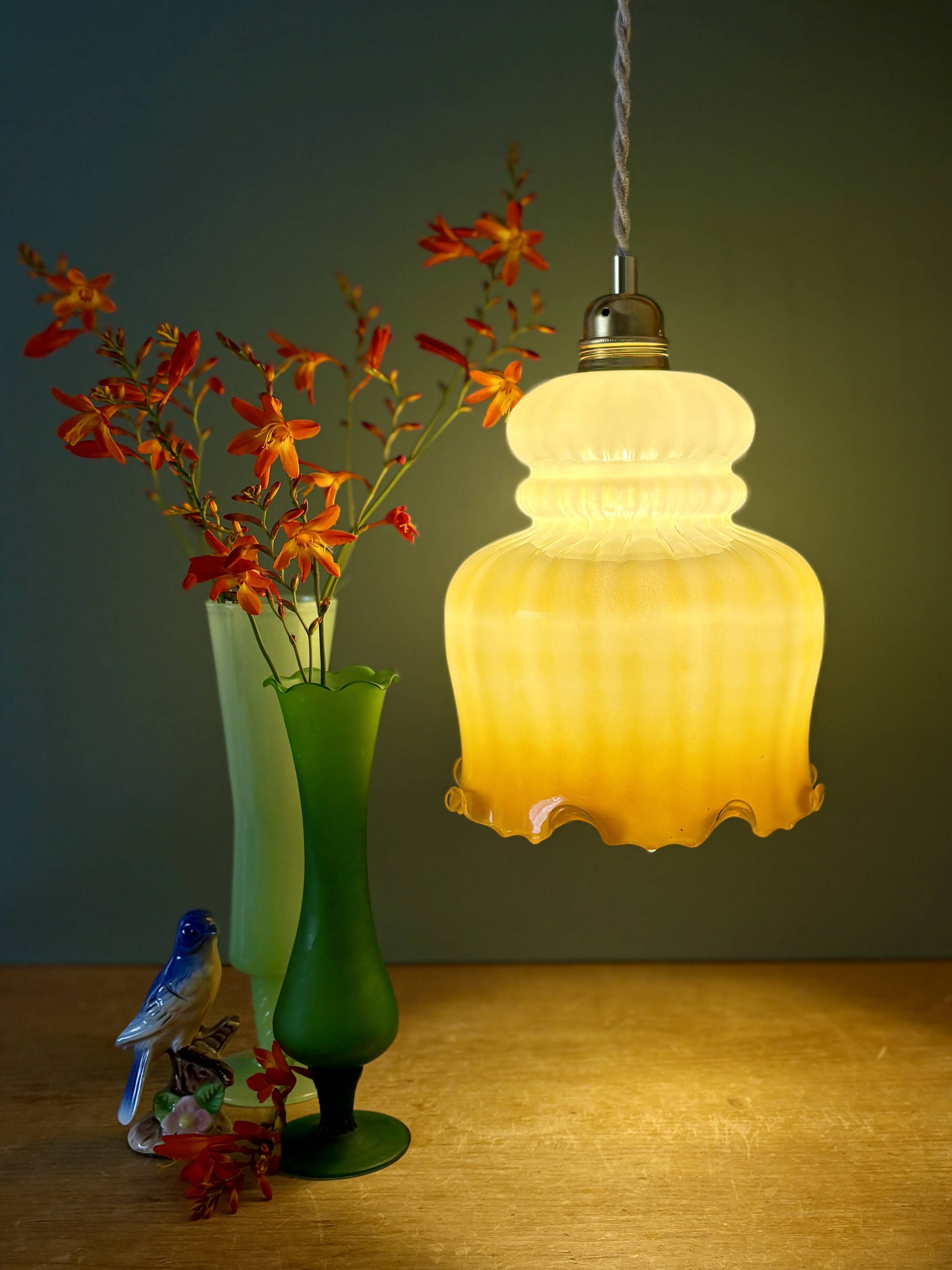 Suspension globe vintage en opaline blanche et ocre