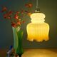 Suspension globe vintage en opaline blanche et ocre