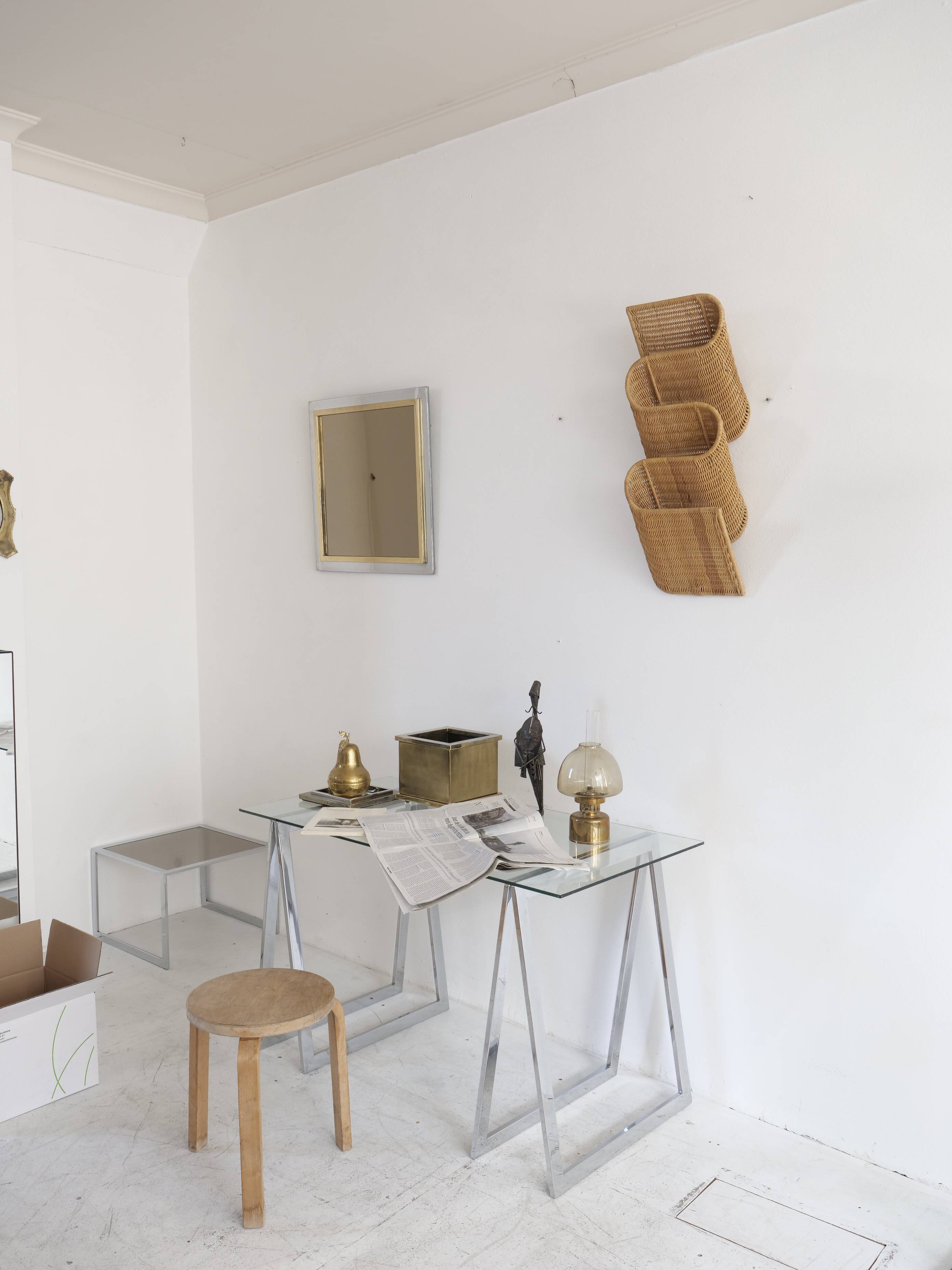 rattan wave wall-mounted magazine holder