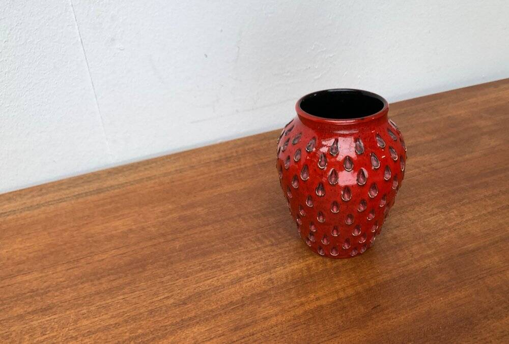 Strawberry ceramic vase from the mid-century by Fratelli Fanciullacci for Bitossi, 1960s.