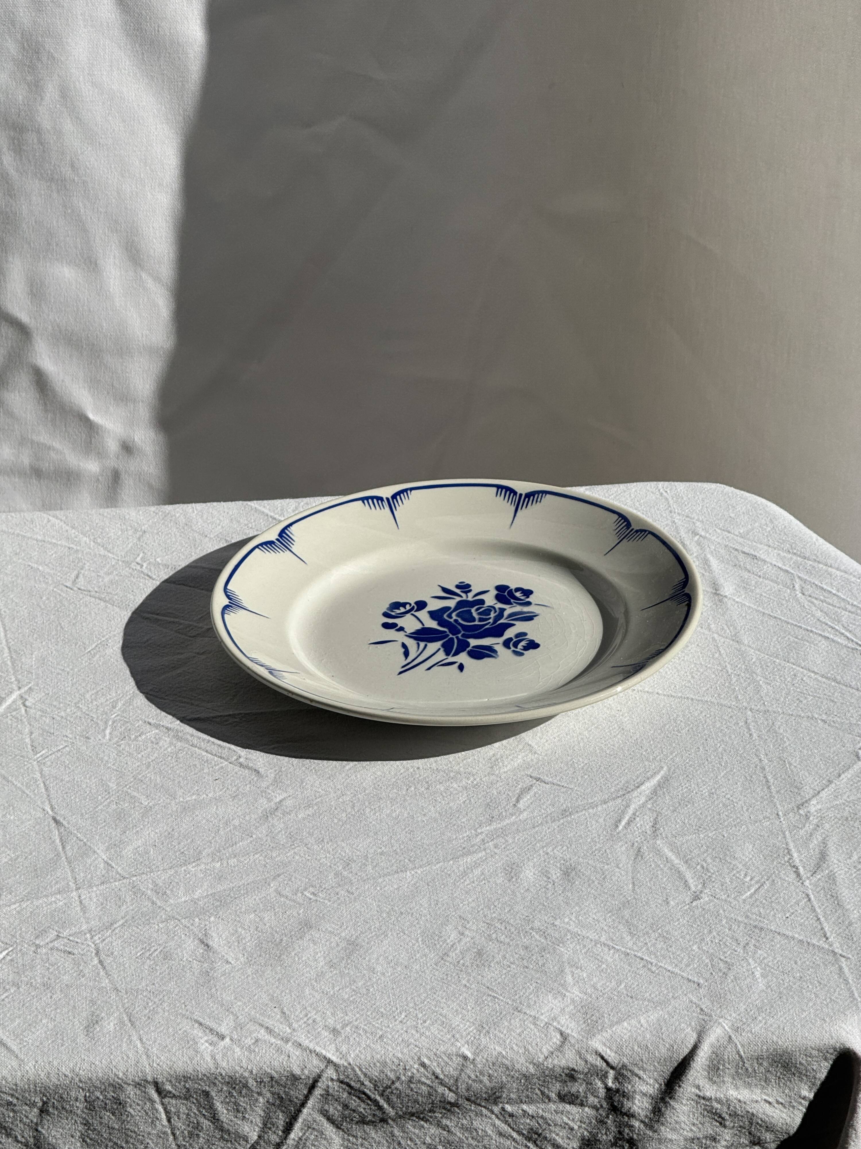 Decorative plate with blue flower pattern D25