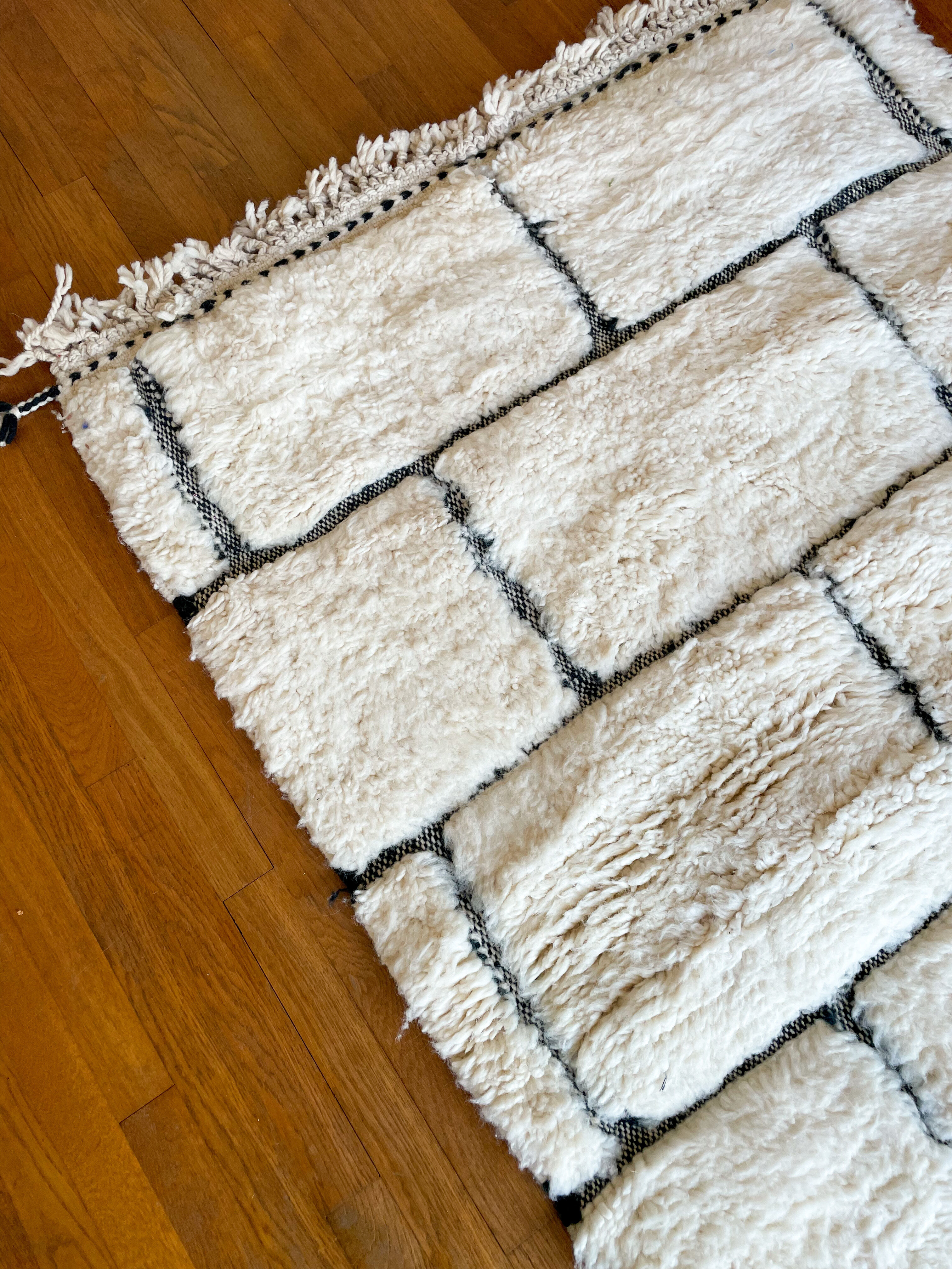 Tapis berbère à carré en reliefs blanc et noir béni ouarain