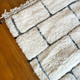 Tapis berbère à carré en reliefs blanc et noir béni ouarain
