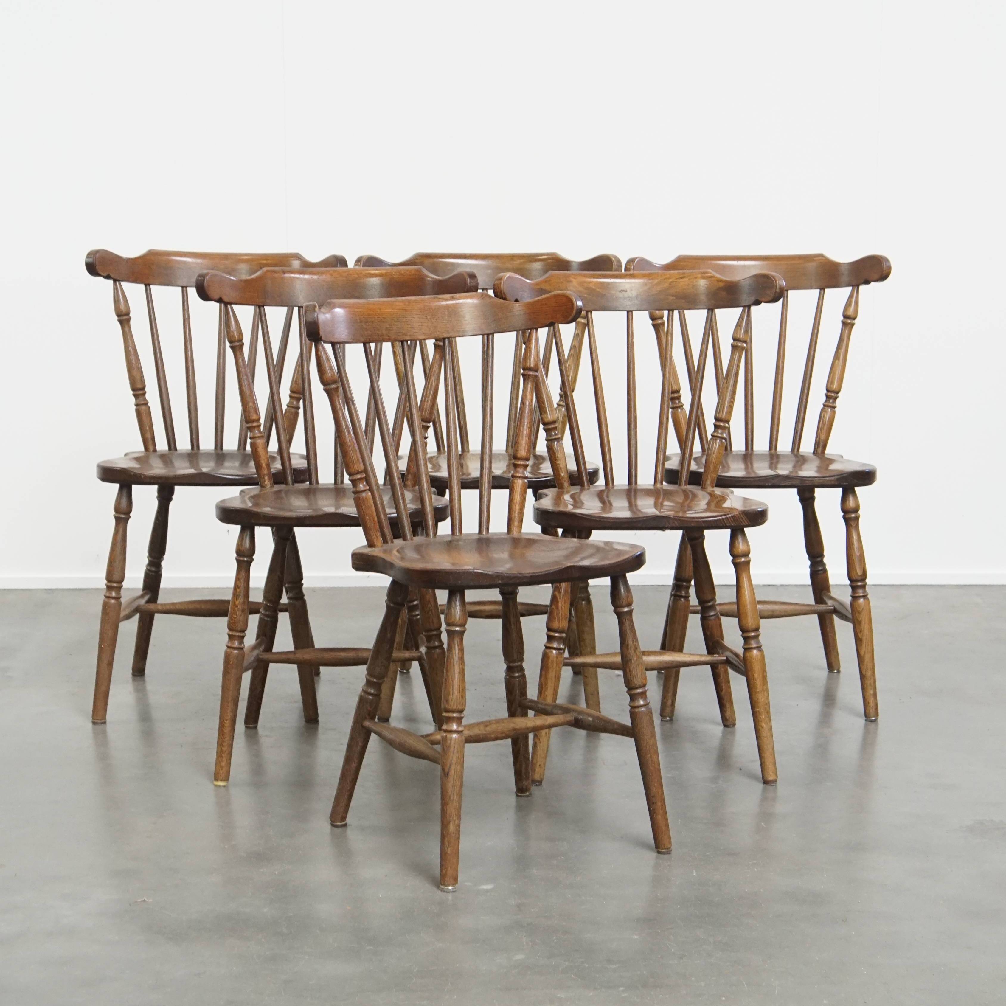 Ensemble de 6 chaises à fuseaux en bois antiques