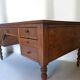 Bureau plat Louis Philippe 19e siècle en chêne doré massif