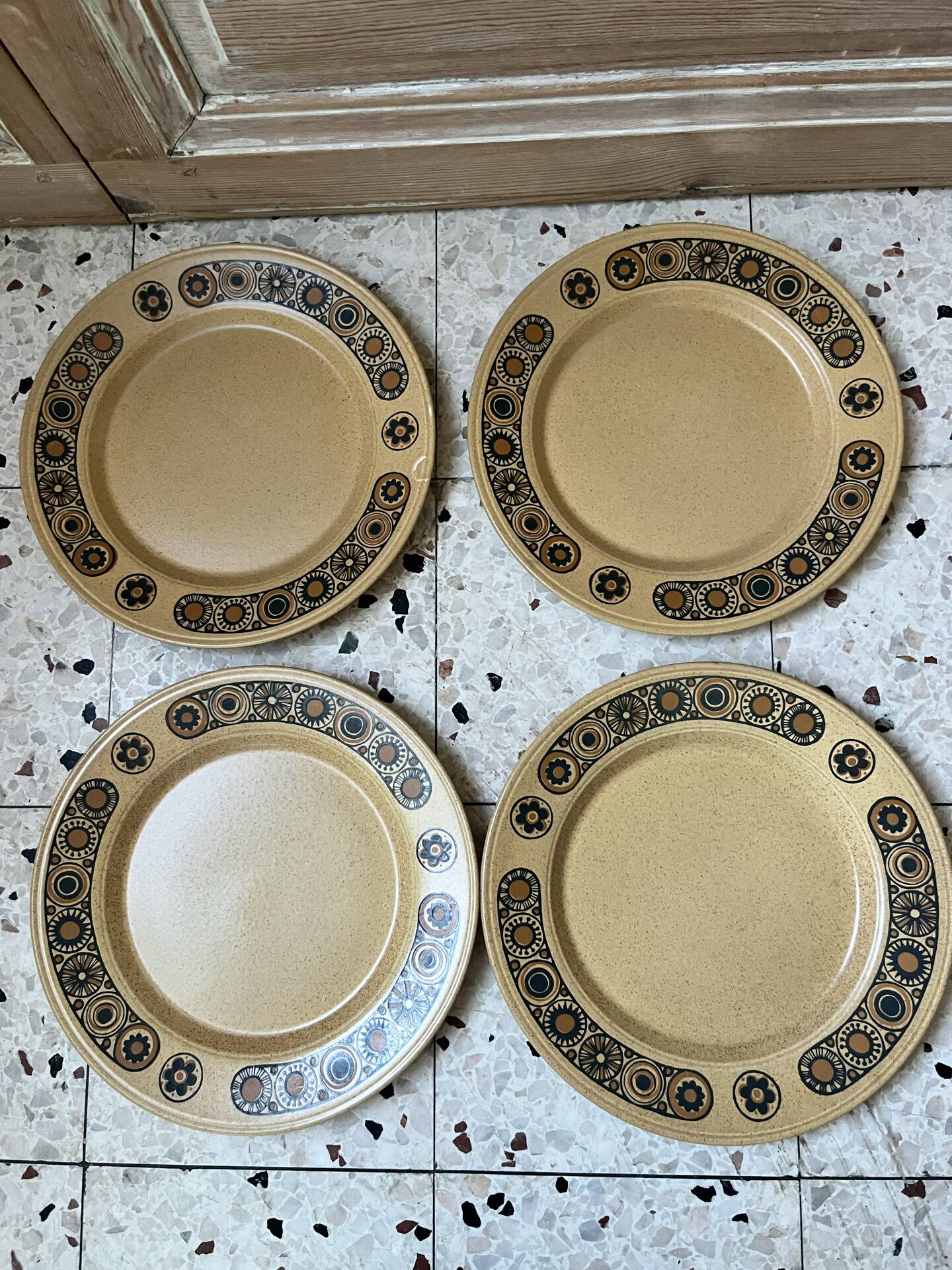Série de 8 assiettes et 2 bols