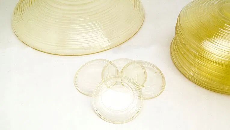 10 assiettes, un grand plat central et 4 sous-verres