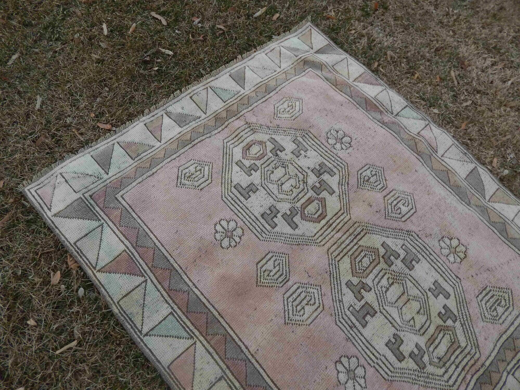 Vintage Turkish Oushak rug 121x140 cm