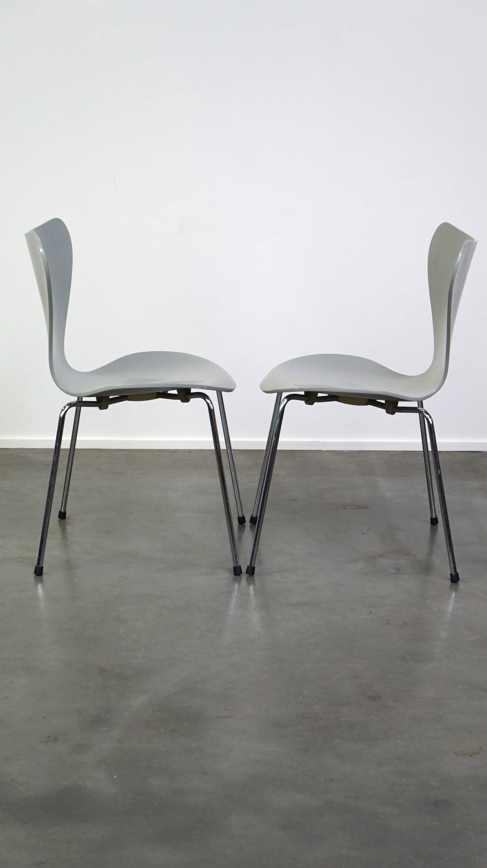 Set of 4 original grey Fritz Hansen butterfly chairs from 1984 Danish design