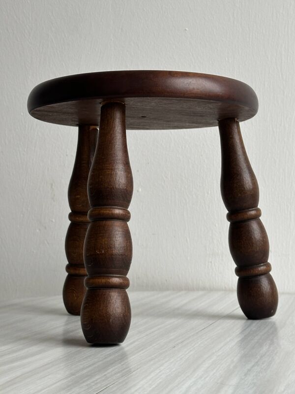 Petit tabouret tripode ancien en bois