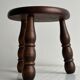 Petit tabouret tripode ancien en bois