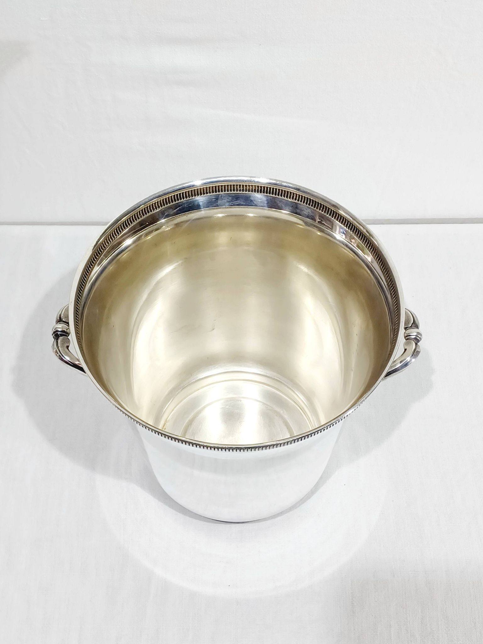 Seau à champagne en métal argenté, décor godrons