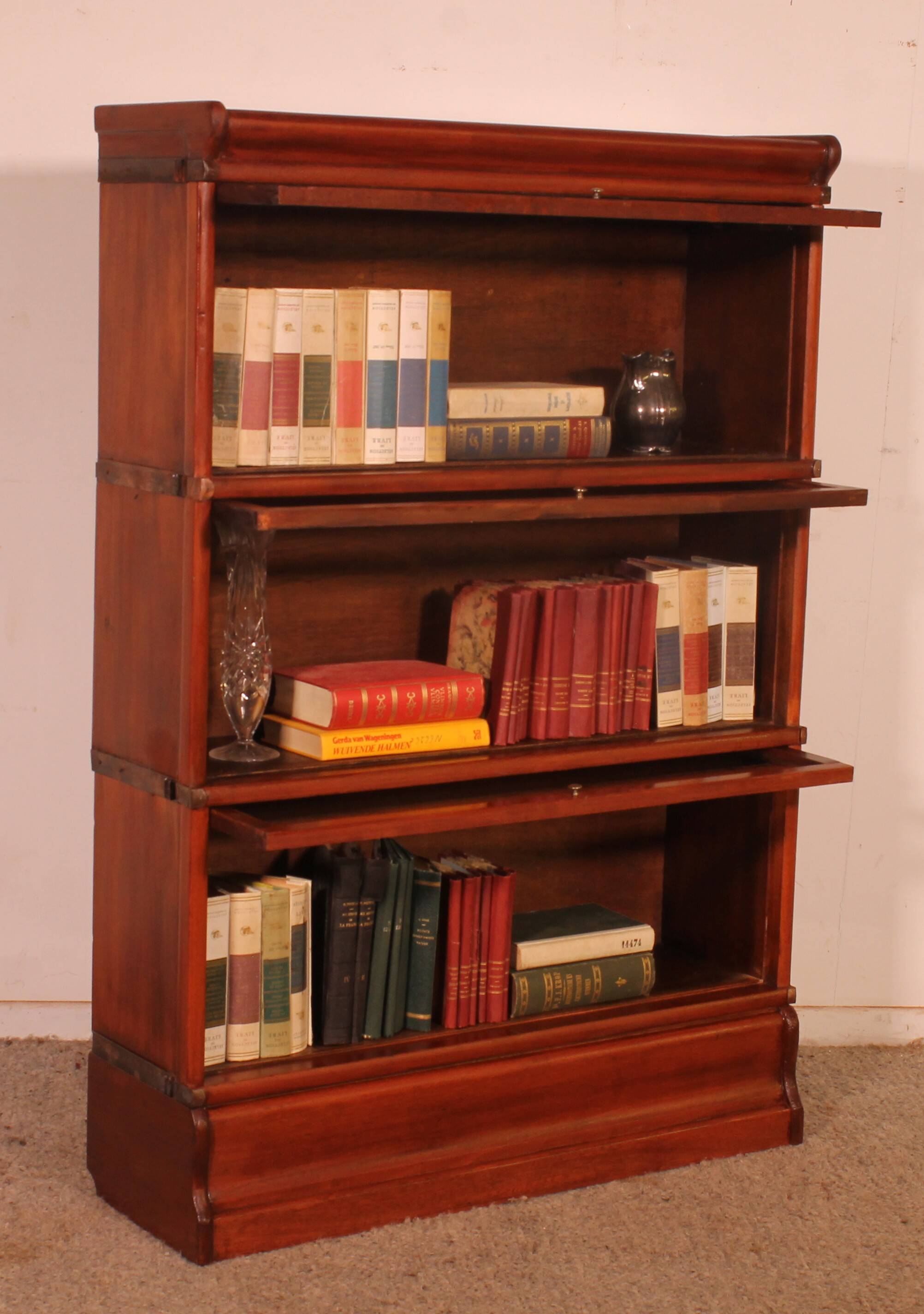 Globe Wernicke Library in mahogany, consisting of 3 pieces.