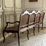 Grande banquette Louis XV en bois naturel mouluré et sculpté, France XVIIIème siècle