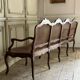 Grande banquette Louis XV en bois naturel mouluré et sculpté, France XVIIIème siècle