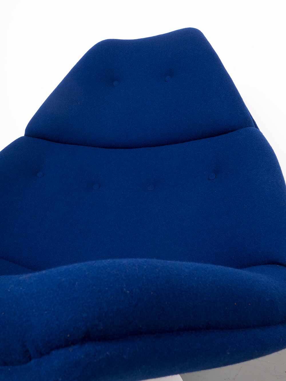 Blue Artifort swivel chair F590 – Geoffrey D. Harcourt