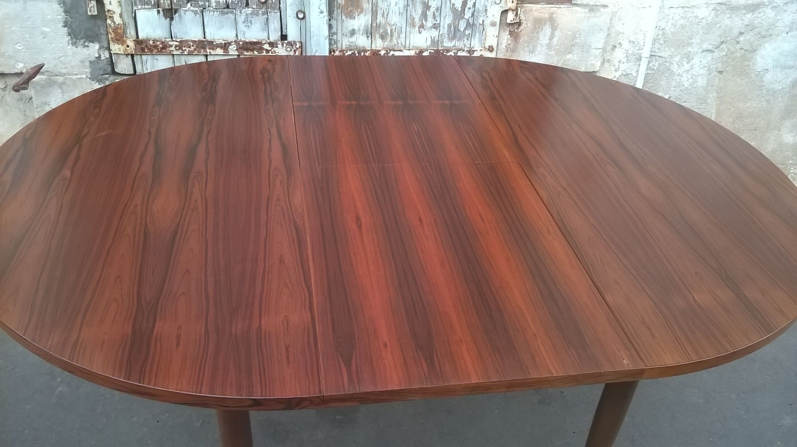 Rosewood stretch table