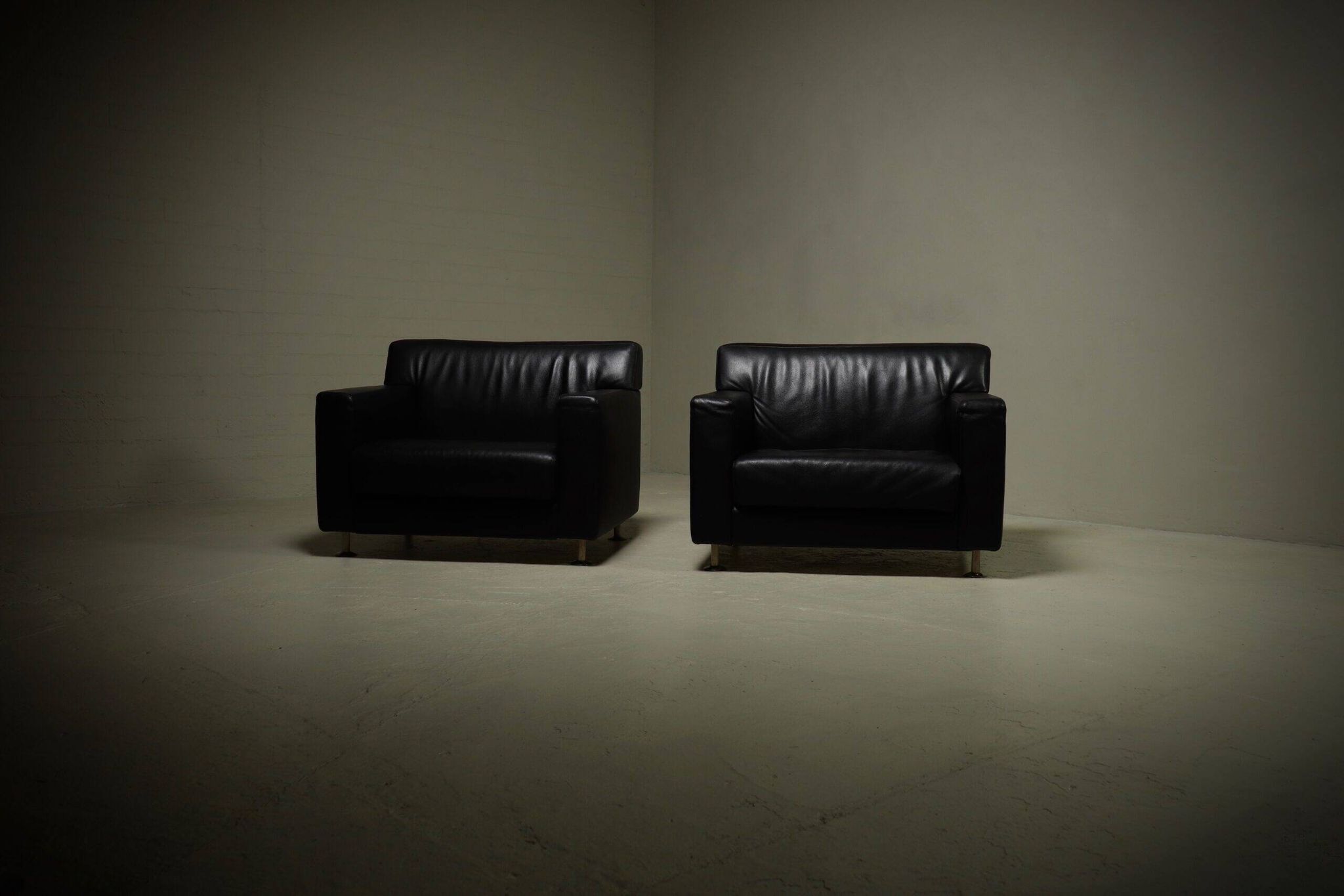 Pair of lounge chairs by Kunihide Oshinomi for Matteo Grassi 1980s