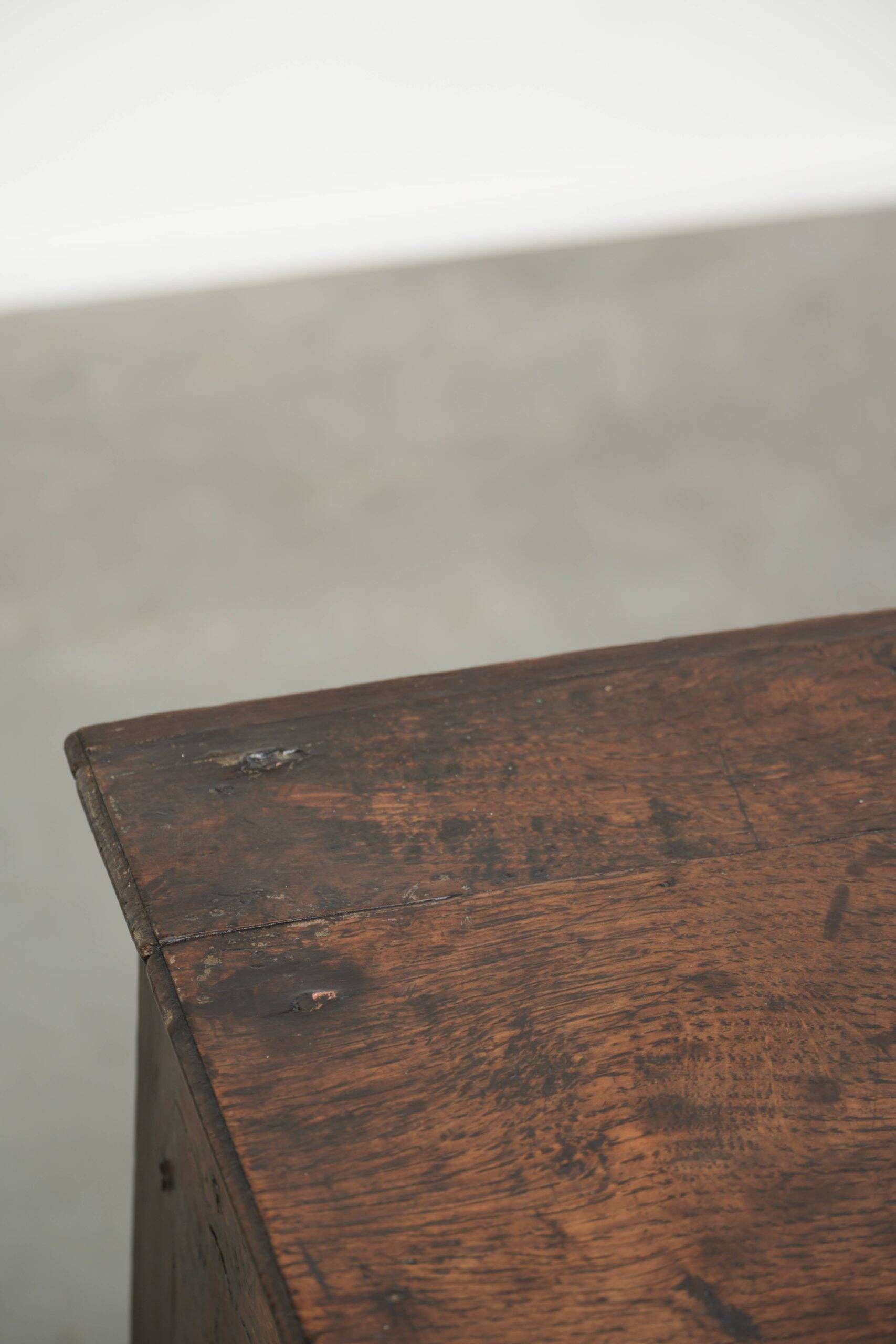 Table basse anglaise antique de style lowboy du XVIIIe siècle en chêne.