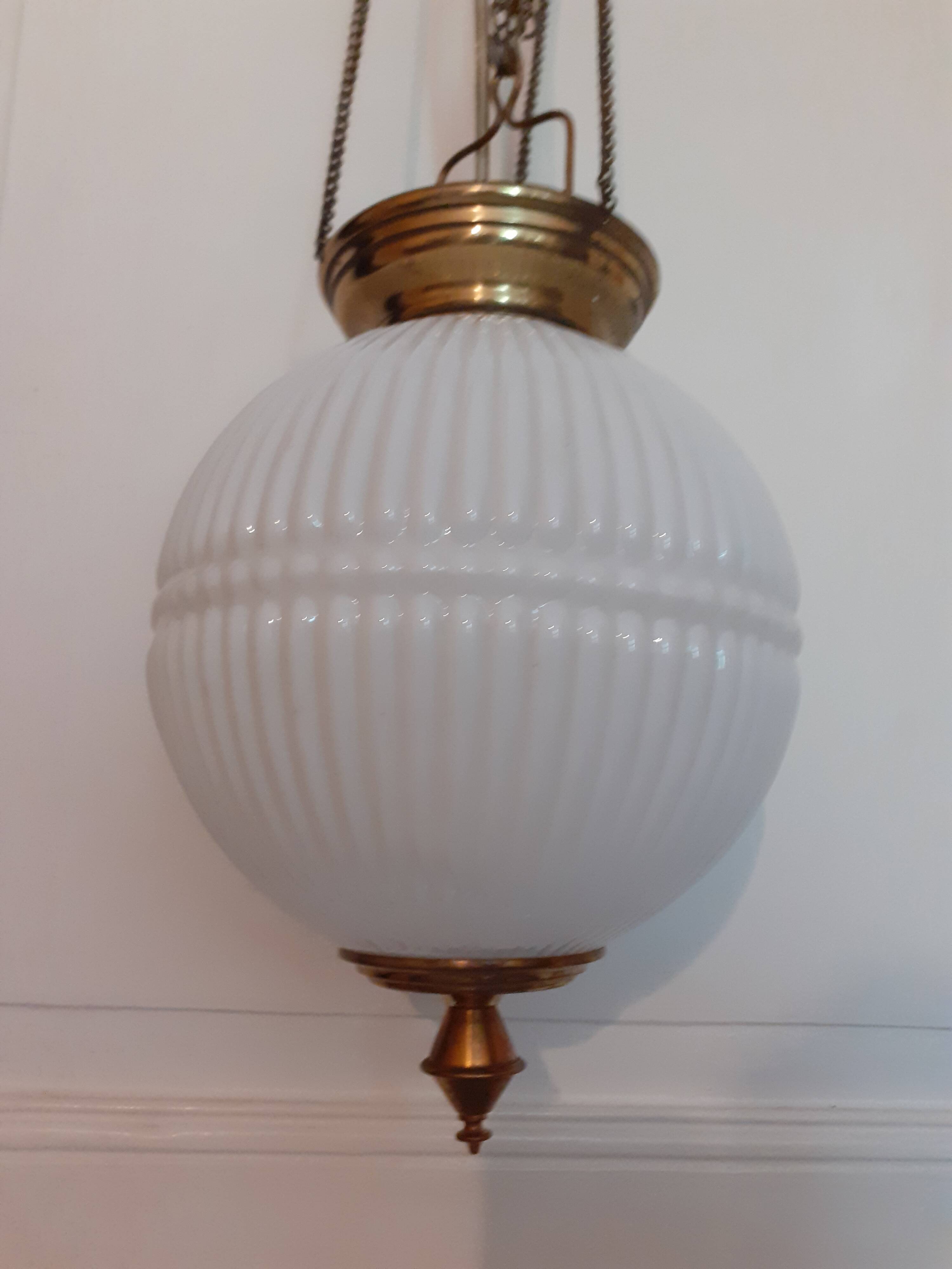 Suspension ancienne en opaline et laiton