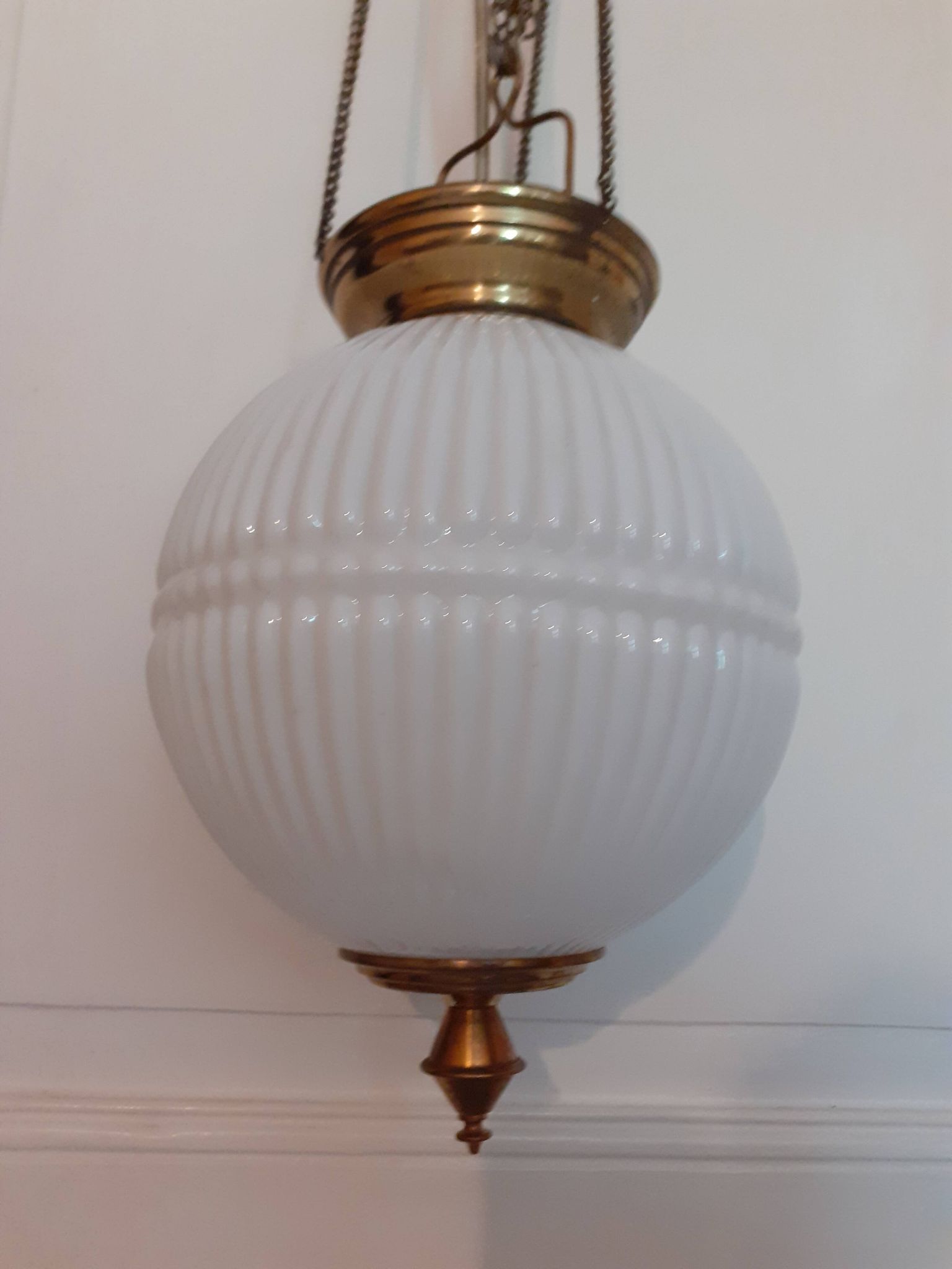Suspension ancienne en opaline et laiton