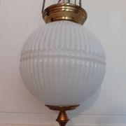 Suspension ancienne en opaline et laiton
