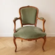 Paire de fauteuils cabriolet style Louis XV en velours vert