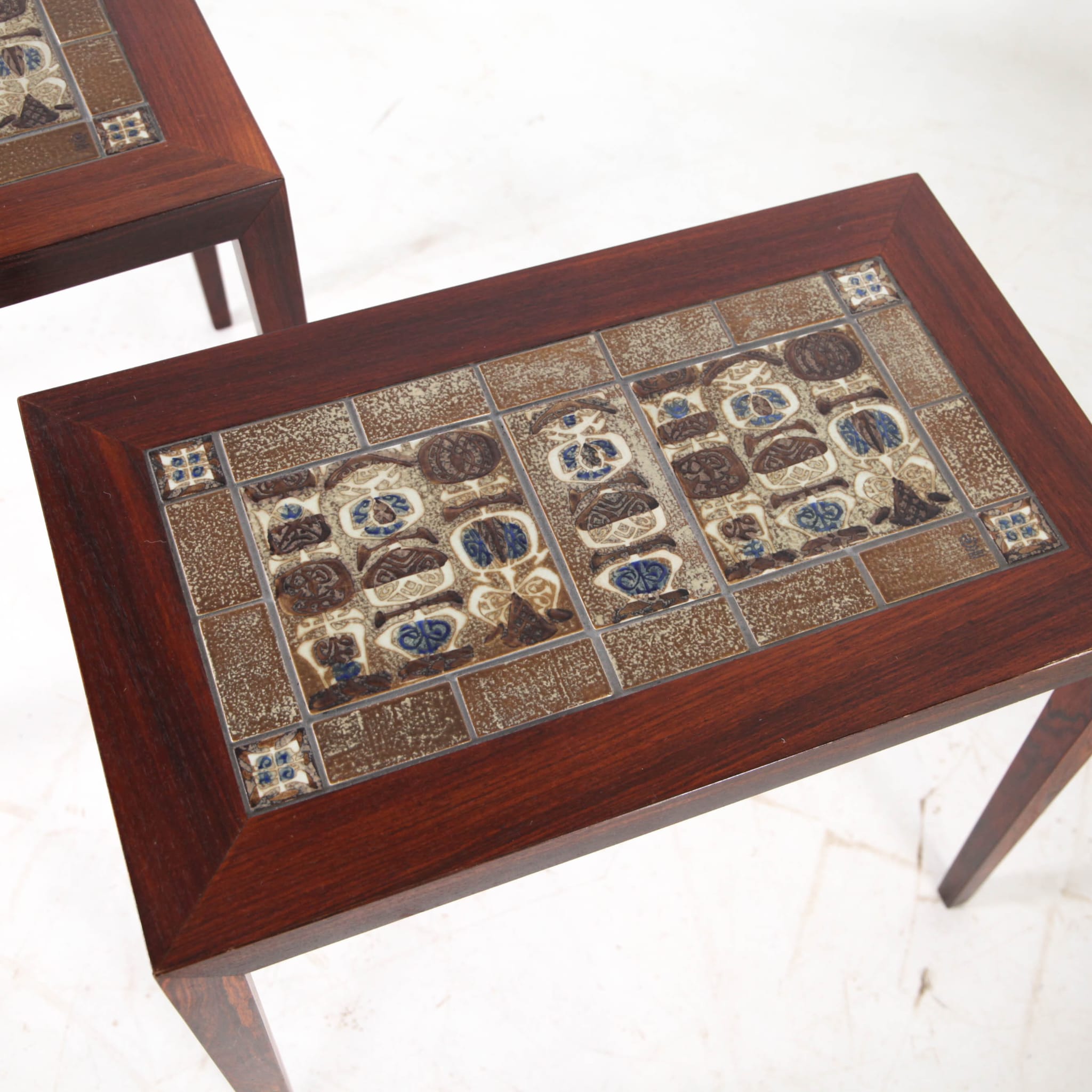 Set of coffee tables in rosewood and ceramic.