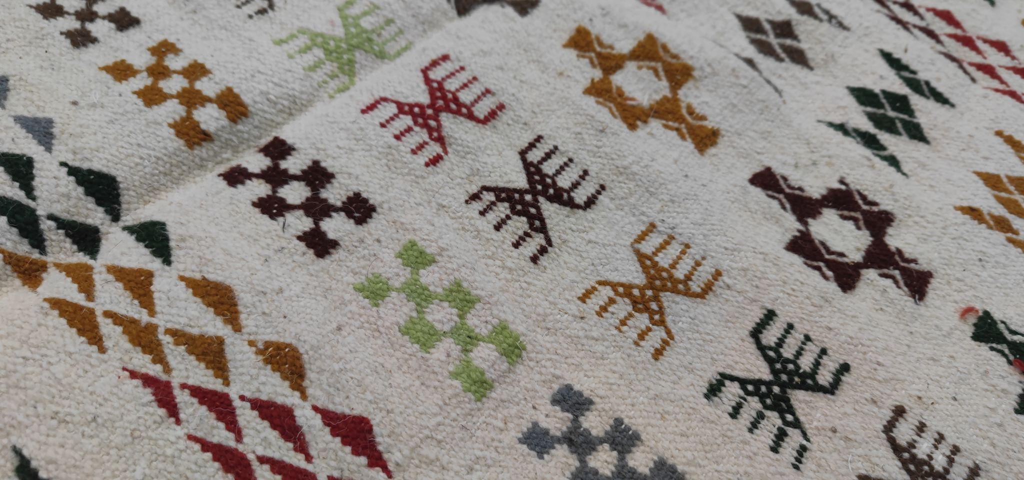 Tapis blanc à motifs berbères multicolores fait main