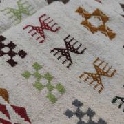 Tapis blanc à motifs berbères multicolores fait main