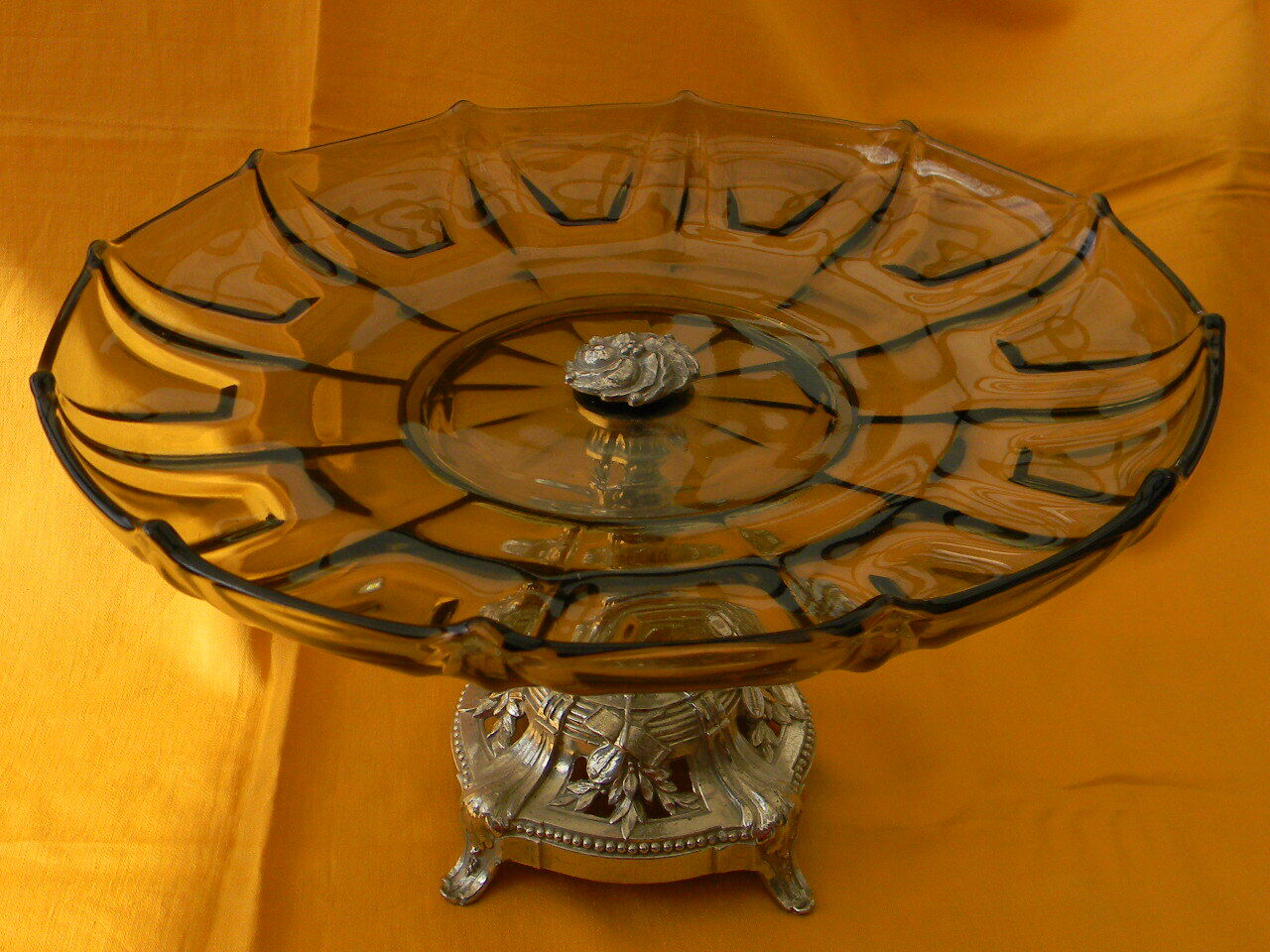 Standing cup in smoked glass