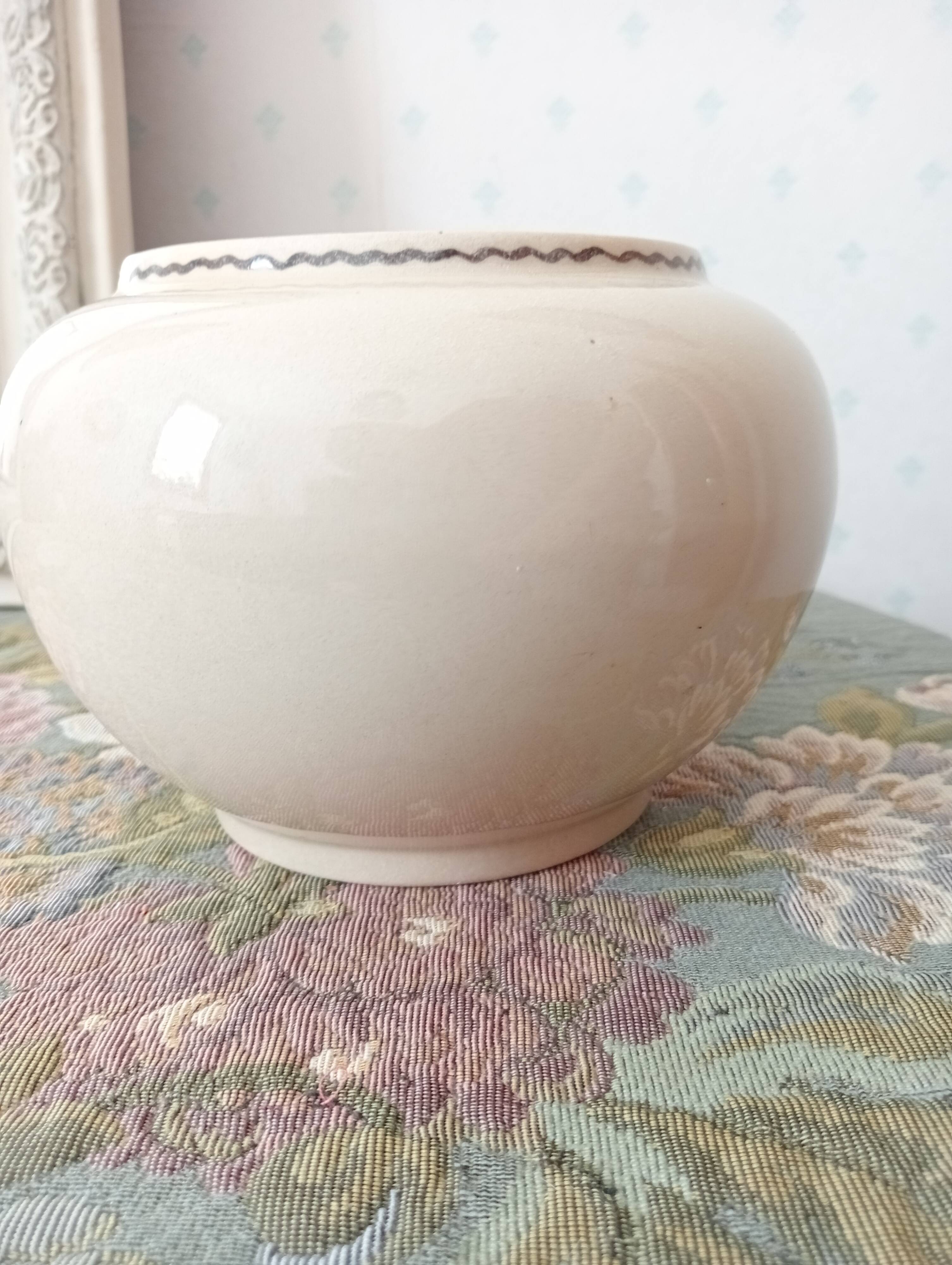 Vase from the Cazalas factory, signed Paule Douau.