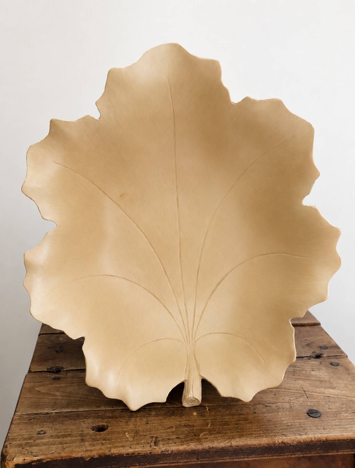 Large fruit bowl, leaf-shaped • Vintage