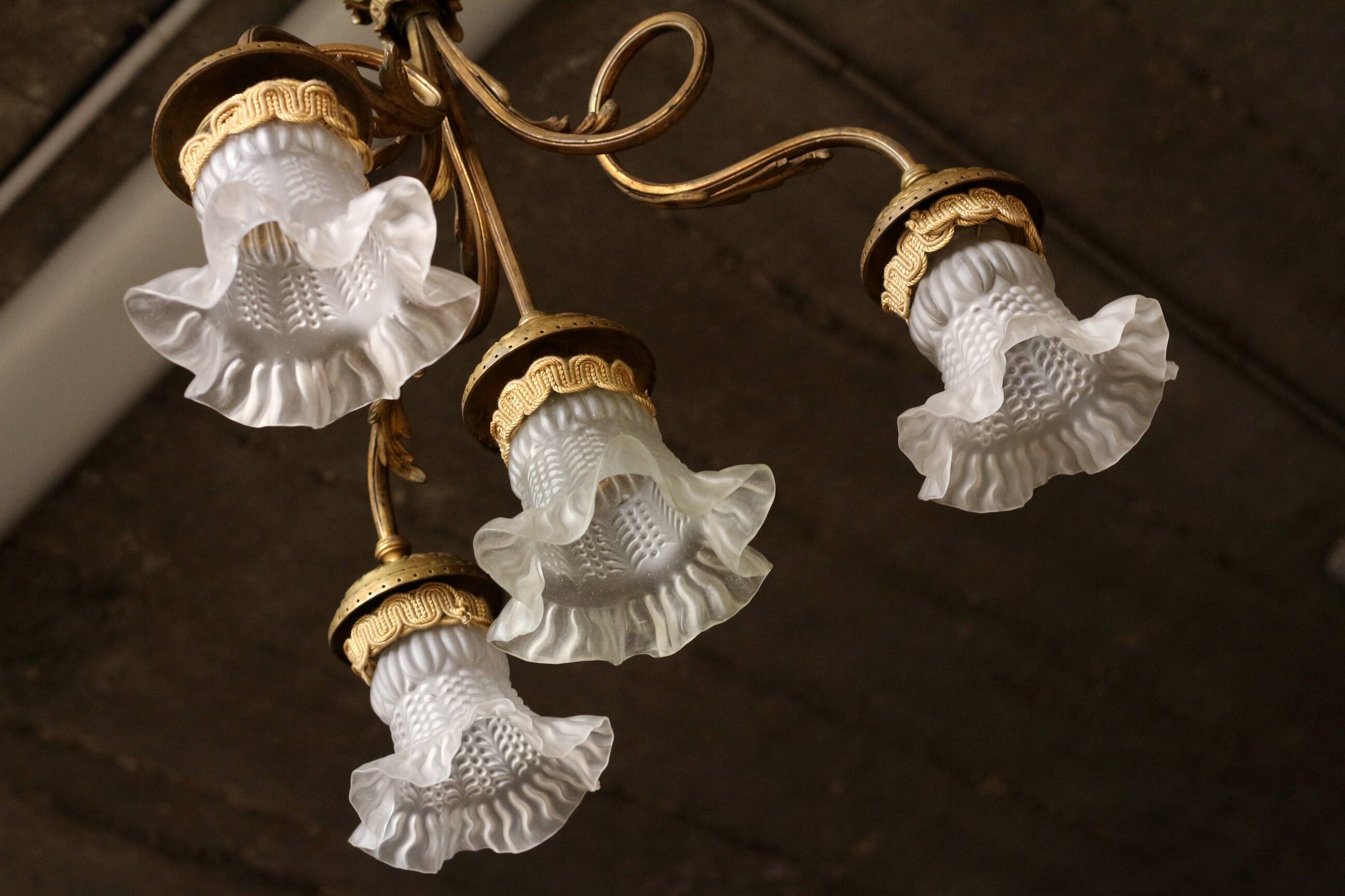 Beautiful light fixture (chandelier) in gilded bronze (1930s/40s)