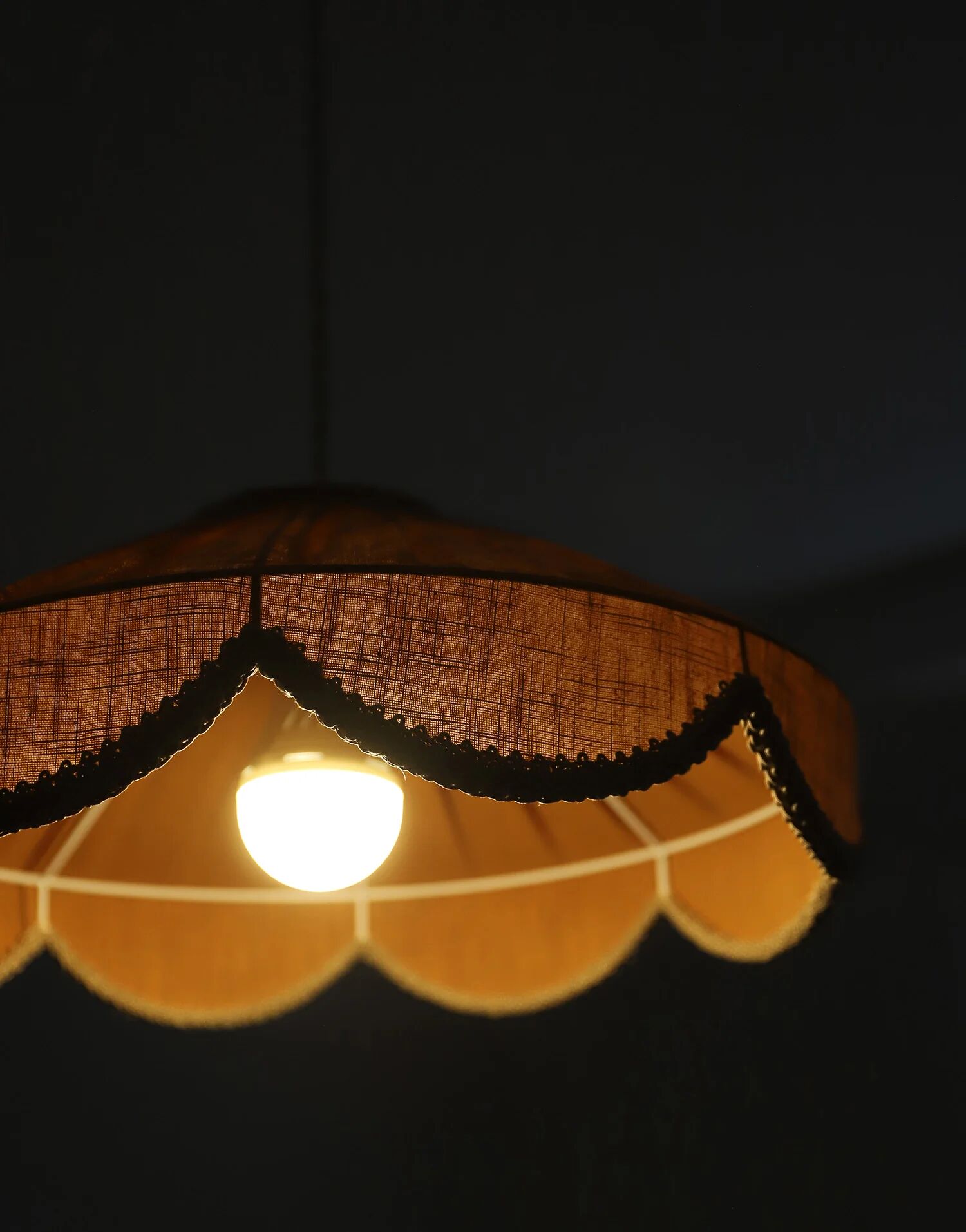Suspension in a solid floral shape Cosette "caramel"